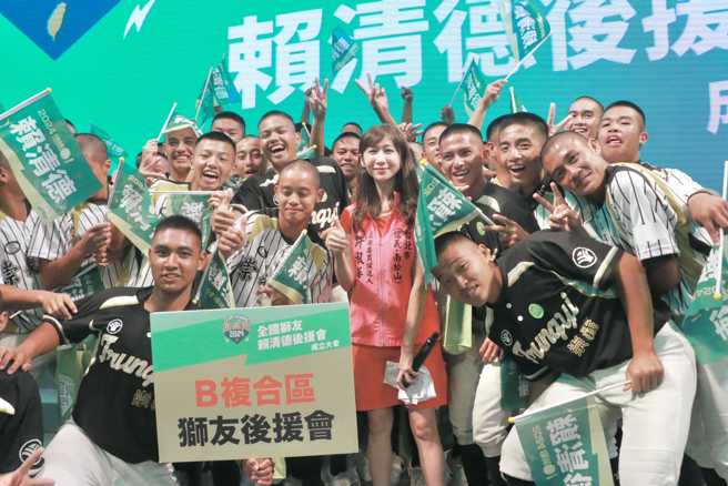 許淑華說，崇義高中棒球隊 到場支持賴清德當總統哦！（取自許淑華臉書）