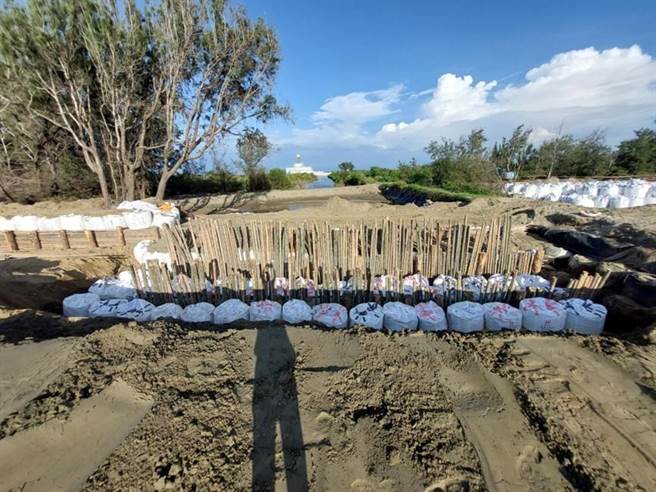 林业署打桩编栅及太空包覆土围堤完成破口封堵。（台南市政府提供／程炳璋台南传真）