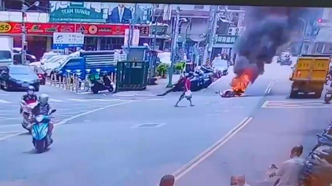 新北市新庄27日早上11时35分发生一起机车起火意外，75岁刘姓老翁当时骑车经过中港路不慎自摔，结果倒地的机车突然因不明原因冒烟起火。(黄敬文翻摄)