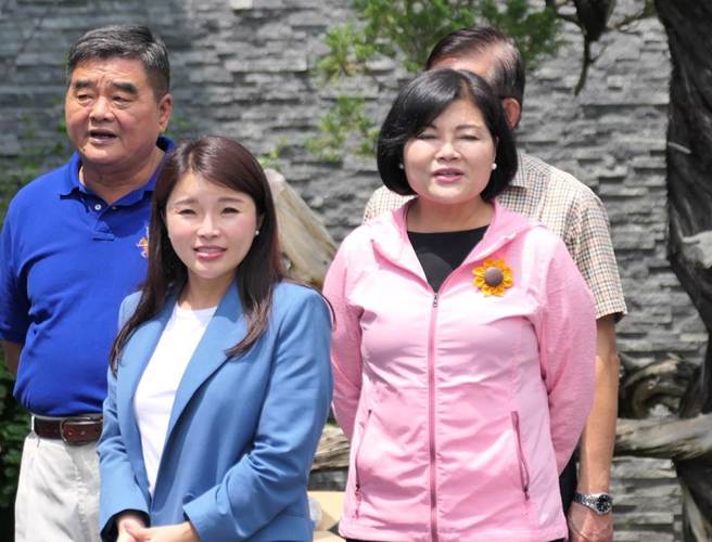 张丽善(右)两届云林县长当完要后继有人，张荣味(左)女儿张嘉郡(中)将是蓝营有力人选。（张朝欣摄）