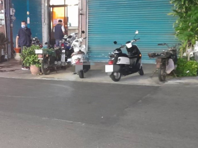 高雄凤山区锦田路今日晚间惊传情杀，一对越南籍情侣起口角，男子朝刀朝女子狂砍后逃逸，警方正全力缉凶中。（翻摄照片／崔正纲高雄传真）