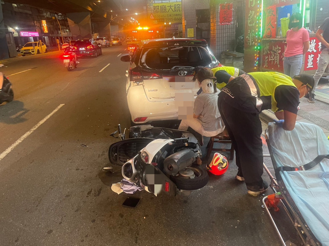 25岁陈姓女机车骑士，由新北大道一段往水漾路方向直行，疑似未注意车前状况，自撞临停路边之红色自小客车，致陈女身体多处擦挫伤及骨折。（图／警方提供）