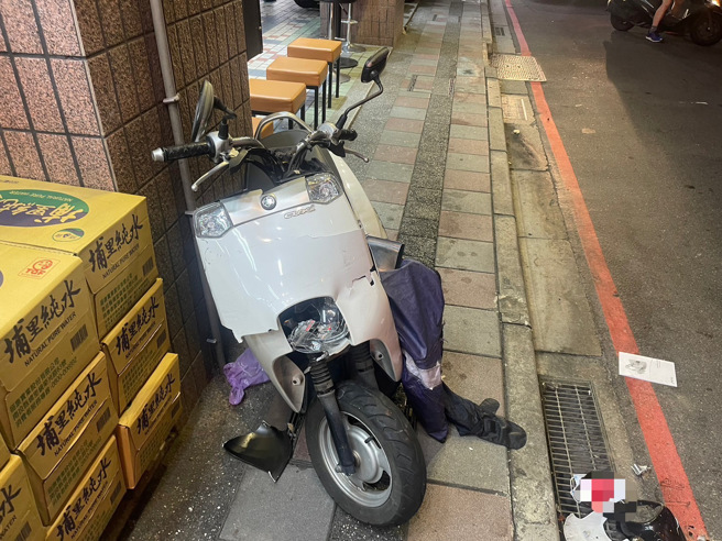 25岁陈姓女机车骑士，由新北大道一段往水漾路方向直行，疑似未注意车前状况，自撞临停路边之红色自小客车，致陈女身体多处擦挫伤及骨折。（图／警方提供）