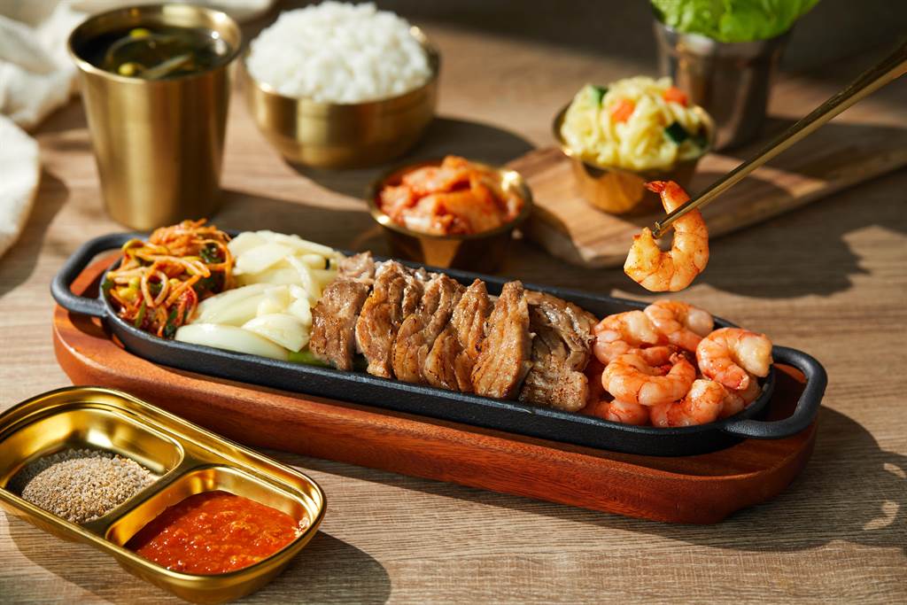 「八色海陸雙饗」以韓國家庭料理中最經典的「蒜味奶油蝦」方式呈現，搭配經典的八色烤肉，白飯嗑光光。(八色烤肉mini提供)