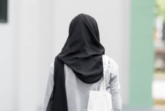 伊斯蘭頭巾沒包好 印尼14女學生遭劣師剃頭