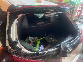 25歲騎士撞上違停轎車 衝破擋風玻璃「插」進後車廂