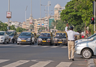 印度大城為交警提供「空調帽」 號稱有2大功能 