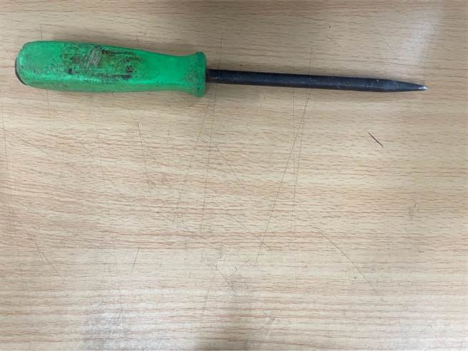 黄姓男子因与室友发生口角争执，竟持板模起子伤害室友。（民眾提供）