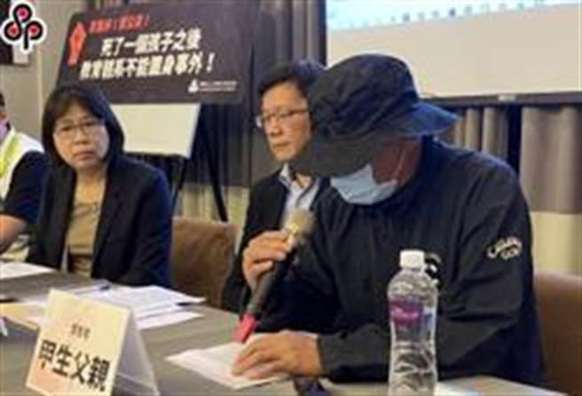 台中某市立高中学生疑遭教职员霸凌轻生，经校方重启调查结果在开学前出炉，仍认定霸凌未成案，图为人本陪同该生家属出面控诉画面。（本报资料照片）