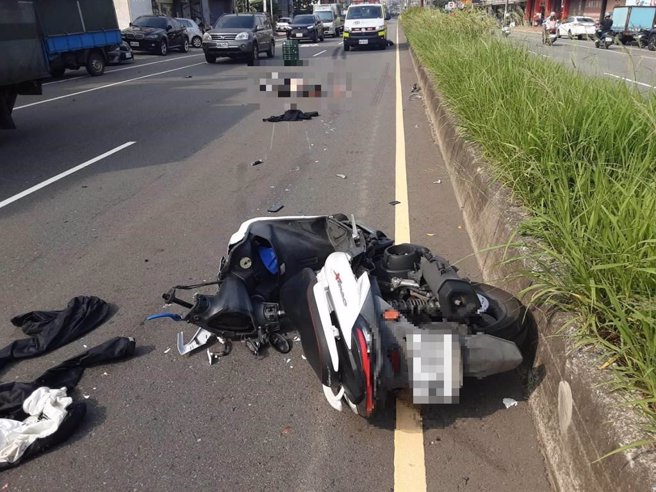 一名桃园市男子骑机车途经湖口新兴路，与大货车发生事故，男子当场死亡。（竹县消防局提供／邱立雅竹县传真）
