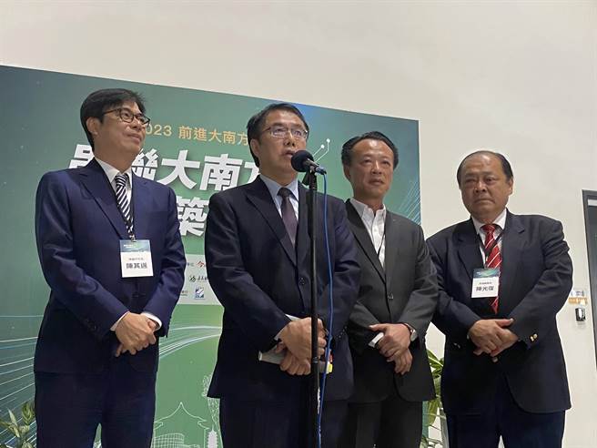 台南市长黄伟哲（左二）出席「前进大南方论坛」谈到对郭台铭参选的看法。（曹婷婷摄）
