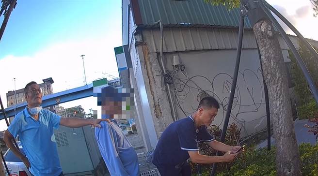 陈姓车手拿取赎金时，警方见机不可失，上前拦下并逮捕陈嫌。（警方提供／陈淑娥台中传真）