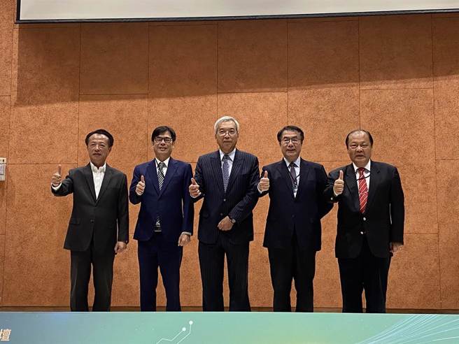 嘉义县长翁章梁、高雄市长陈其迈（左一、左二）及台南市长黄伟哲（右二）、澎湖县长陈光復（右一）一同出席前进大南方论坛。（曹婷婷摄）