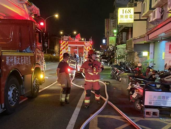 竹北市一處民宅凌晨發生火警，消防人員救出一對母女送醫急救。（竹縣消防局提供／邱立雅竹縣傳真）