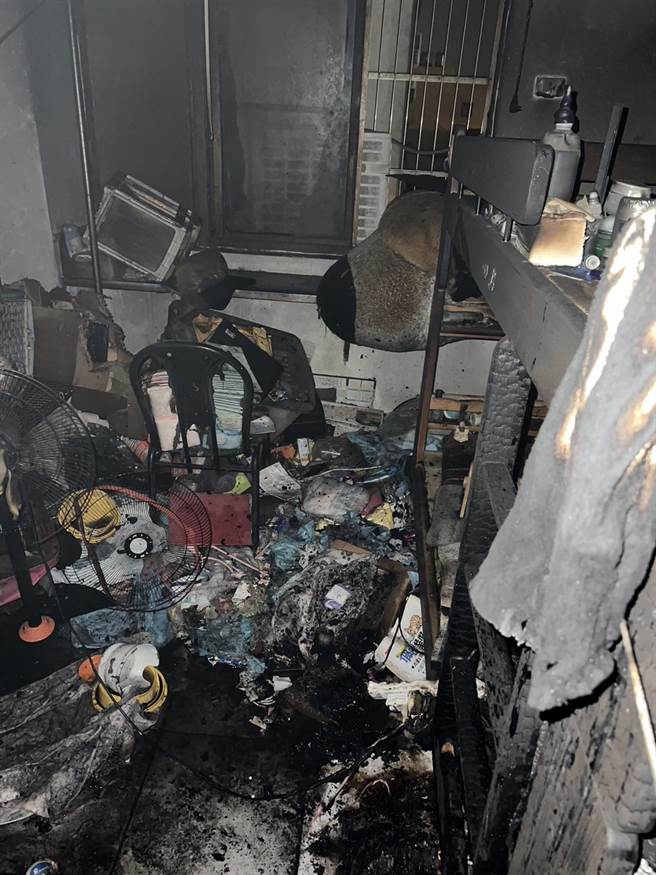 竹北市一處民宅凌晨發生火警，詳細起火原因仍待調查。（竹縣消防局提供／邱立雅竹縣傳真）