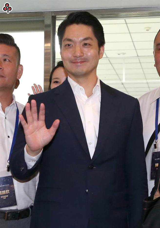 台北市長蔣萬安（前）29日到松山機場搭機，率團前往上海參加2023雙城論壇，出發前向大家揮手道別。（趙雙傑攝）