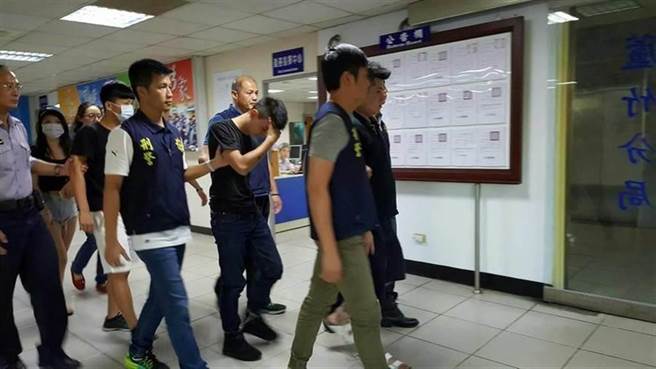 曾演出偶像剧《海豚湾恋人》的童星王欣逸（中间低头用手遮者）（本报资料照片，蔡依珍翻摄）