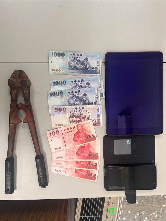 警方查獲現金、平板等贓證物。（翻攝照片／林郁平台北傳真）