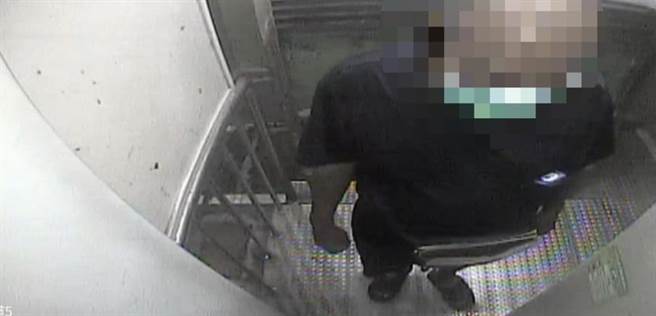 洪姓男子在8月4日至6日间，陆续在小港区超商、邮局等金融机构，提领诈欺款项总计约73万5000元。（翻摄照片／洪靖宜高雄传真）