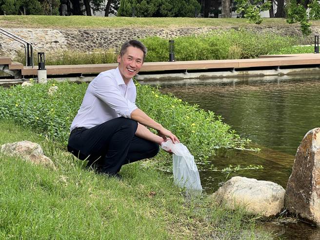 高为元今协助施放鱼苗，盼整治后的成功湖也将成为新生们的共同记忆。（王惠慧摄）