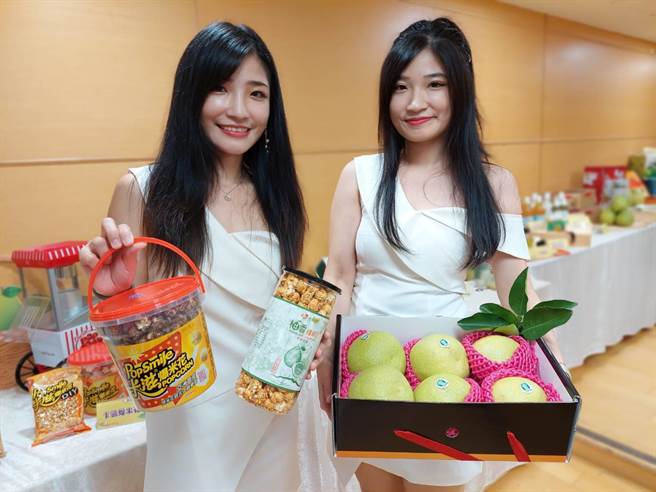 推广八里文旦柚，新北市农业局今年与「八里福朋喜来登酒店」及「卡滋爆米花」联名推出柚香产品及创意料理。（陈慰慈摄）