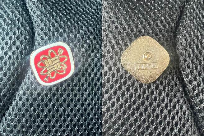 由台北市長蔣萬安率領出訪的台北團主團，29日抵達上海後，都配發了一枚紅色、背後印有「上海特勤」的徽章，據了解是作為國安單位的識別用途。（丁上程攝）