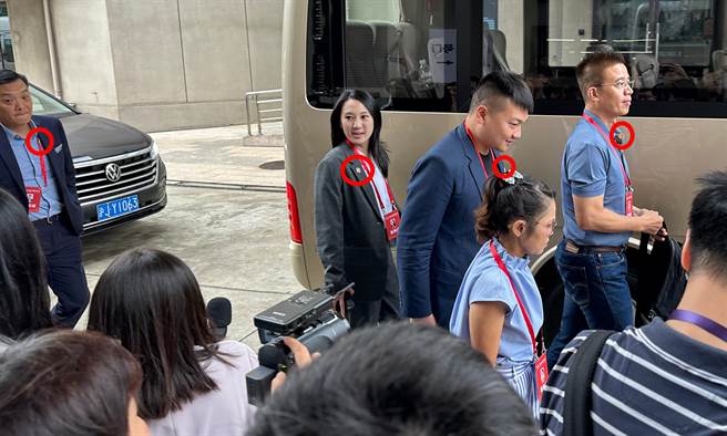 由台北市長蔣萬安率領出訪的台北團主團，29日抵達上海後，都配發了一枚紅色、背後印有「上海特勤」的徽章，據了解是作為國安單位的識別用途，而主團成員也都將該徽章佩帶於身上。（丁上程攝）