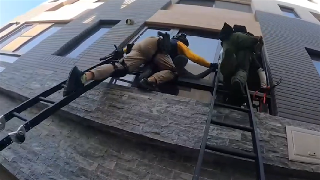 警方强势攻坚。（翻摄照片／洪靖宜高雄传真）