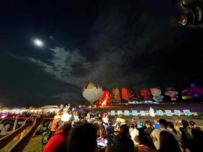 台湾国际热气球嘉年华昨晚涌入6万名游客。（读者提供／蔡旻妤台东传真）