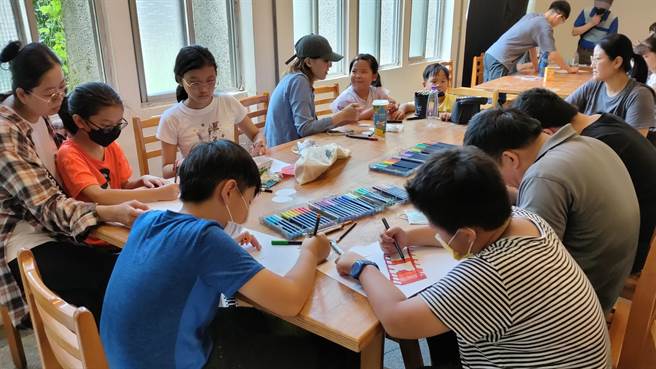 永平高中「徽章识瓦磘」计画以在地双和地区的瓦磘沟为主题，透过「水环境徵章」的徵集与设计，唤起社区居民对良好水环境的意象与期待。（新北市教育局提供）