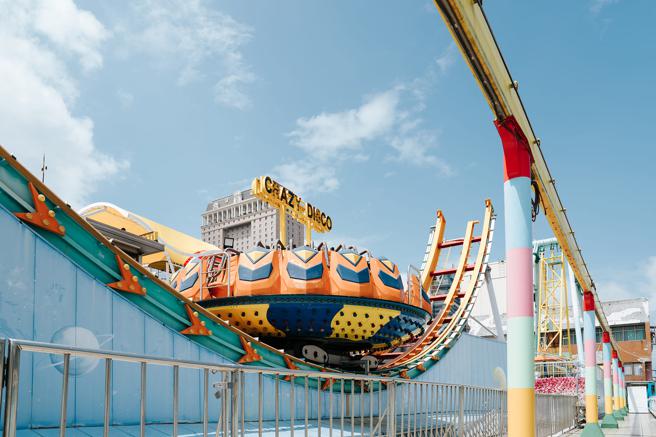 大立百货空中乐园推出单日限定的台语专场演出，在最有时空氛围的场域里听着最台的表演。（图片来源：高雄市文化局提供）