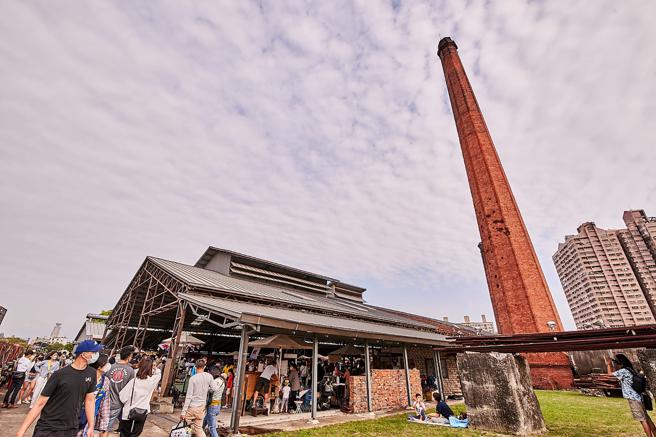 「城市解压缩 Mixtape : CITY'S PARTY .zip」于高雄中都砖窑厂、大立百货空中乐园、中央公园及观光双层巴士4大高雄限定场域热闹举办。（图片来源：高雄市文化局提供）