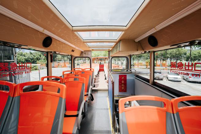 「是KTV包厢还是观光巴士? 那就重新命名为「K歌巴士」吧」。（图片来源：高雄市文化局提供）