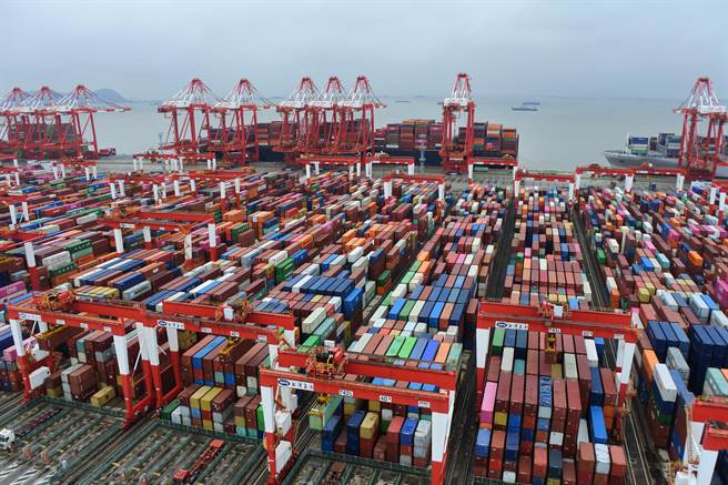 台北市長蔣萬安參訪的洋山港四期港區總面積223萬平方公尺，碼頭岸線2350公尺，有7個貨櫃深水泊位、61個自動化箱區。（朱紹聖攝）