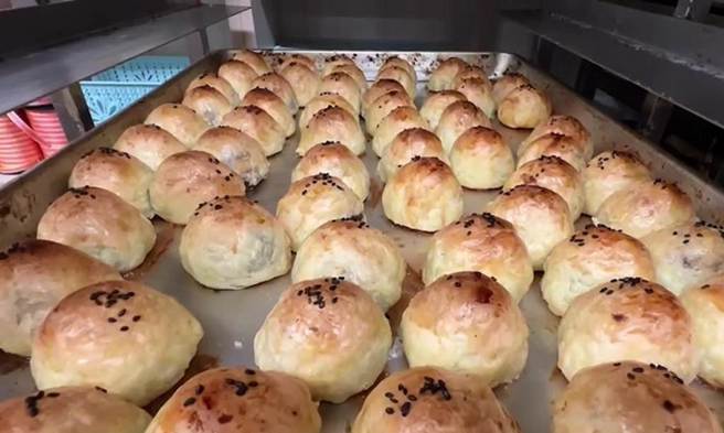 彰化市蛋黄酥名店「不二坊」的蛋黄酥深受民眾喜爱。（本报系资料照）