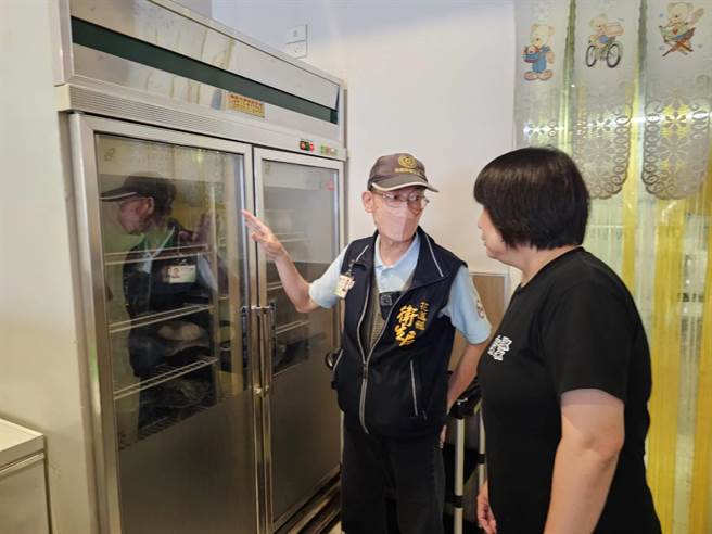 花莲县卫生局组成辅导团，协助七星潭周边餐厅店家申请卫生规范认证。（花莲县卫生局提供／王志伟花莲传真）