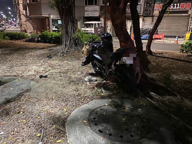 高雄倪姓男子骑乘白牌檔车，因闪避前方右转小货车，不慎失控自撞安全岛路树。（翻摄照片／崔正纲高雄传真）