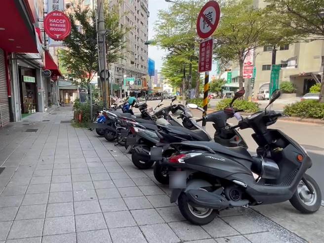 彰基總院周遭因檢舉魔人出沒，成為警方強力取締違停的區域。（孫英哲攝）