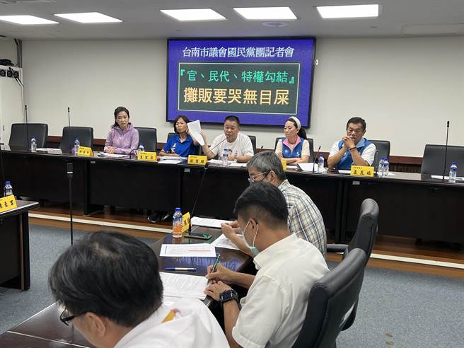 台南市大东夜市摊商组成自救会向市议会国民党团陈情。（洪荣志摄）