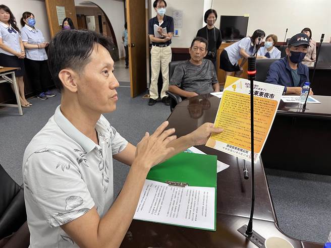 台南市大东夜市摊商自救会蔡姓代表说，新团队租金暴涨8成加上权利金，荷包赚饱饱，让摊商们感觉被剥削，希望市府出面收回土地再分租给摊商。（洪荣志摄）