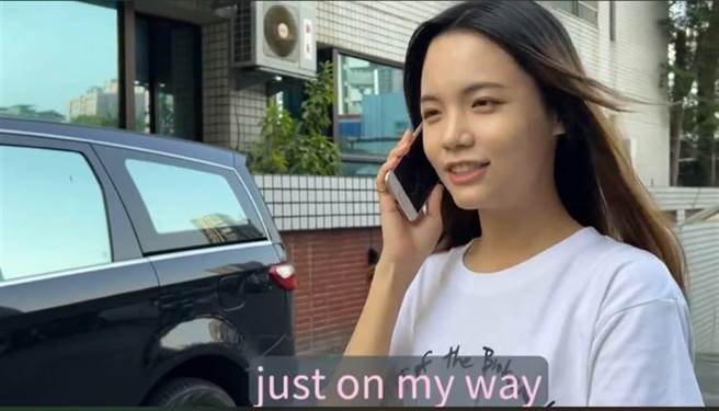 多次拍攝反毒宣導短片的少年隊警花王妍惠與另名女同事喬裝成女閨蜜，在附近聊天散步，等候逮捕時機。（本報資料照）