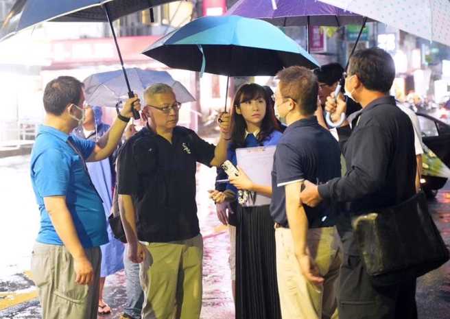 许淑华（中）公布了她协助改善北市介寿国中周遭交通的成果。（图 / 取自许淑华脸书）