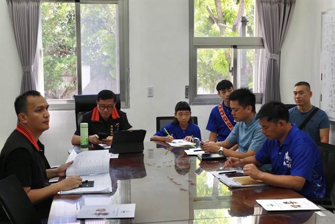 花莲明耻国小5年级学生林卢镇嘉在开学前夕，受邀担任县府原民处一日处长，亲身体验公务单位的工作日常。（花莲县政府原民处提供／罗亦晽花莲传真）