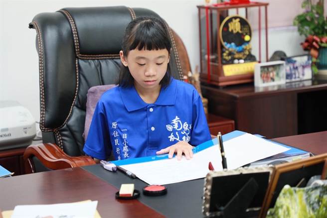花莲明耻国小5年级学生林卢镇嘉在开学前夕，受邀担任县府原民处一日处长，亲身体验公务单位的工作日常。（花莲县政府原民处提供／罗亦晽花莲传真）