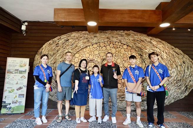 花莲明耻国小5年级学生林卢镇嘉（中）在开学前夕，受邀担任县府原民处一日处长，亲身体验公务单位的工作日常。（花莲县政府原民处提供／罗亦晽花莲传真）