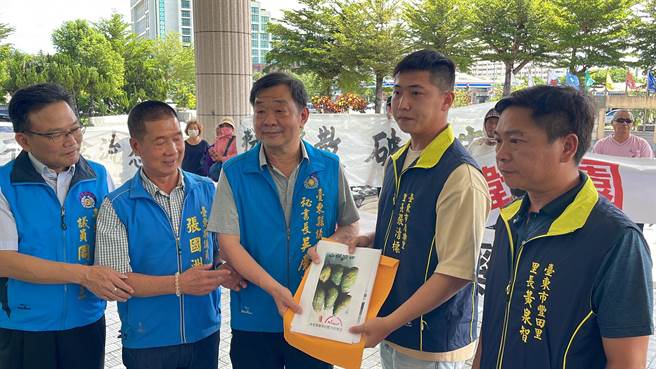 台东县议会秘书长吴庆荣（左三）代表接受陈情书，将于9月1日进行人民请愿案审议。（萧嘉蕙摄）