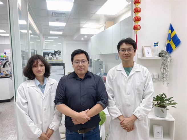 台北医学大学药学系副教授谢尚逸研究团队研究团队花费4年时间，开发了第一个「多醣合成生物平台」。（北医大提供）