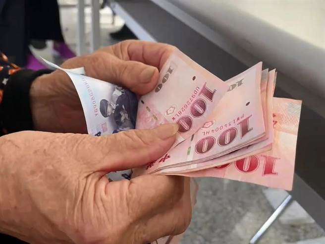 1名94岁阿嬷缴了30几万元，才领到1800元。（孙英哲摄）