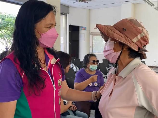 彰化县议员赖清美（左）到场关怀被害长者领取债权金的状况。（孙英哲摄）