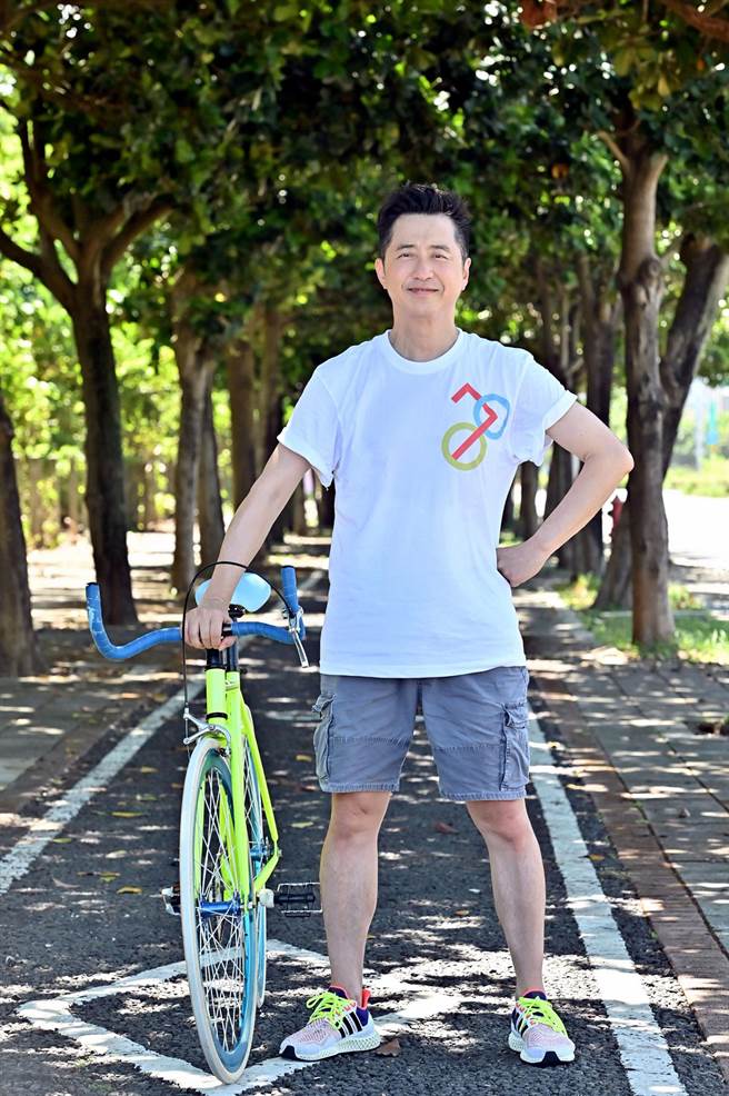 庾澄庆在MV中大秀单车时尚，全程穿着他的自创品牌「UROK」车衣。（福茂唱片提供）